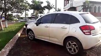 Três veículos se envolvem em acidente na Avenida Piquiri