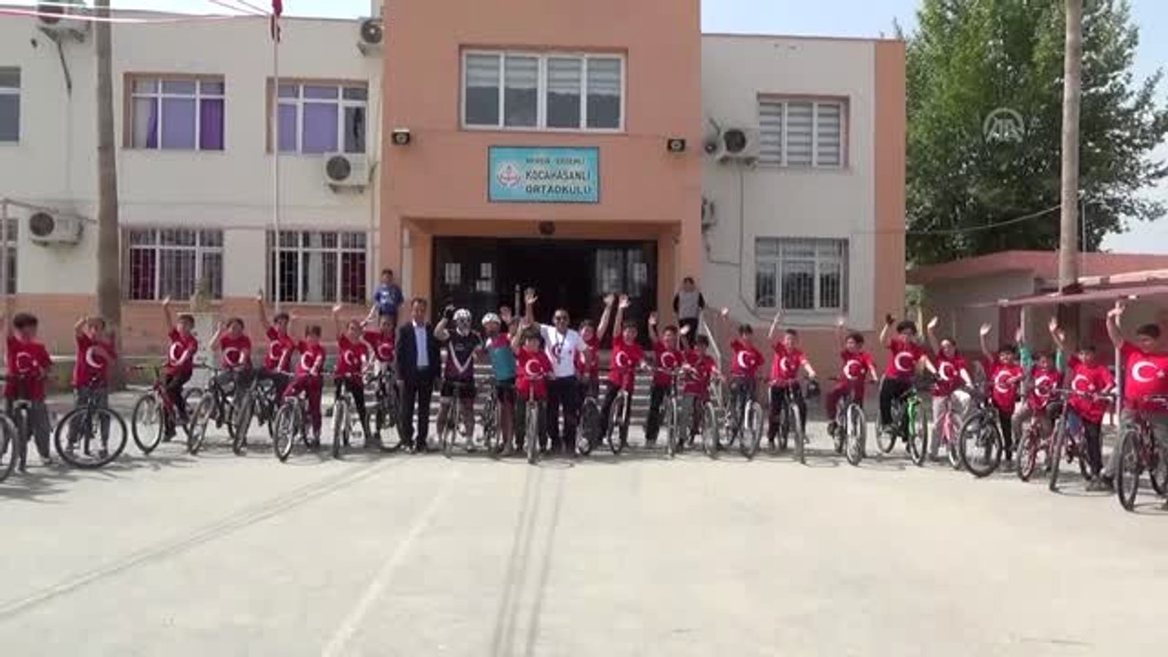 Öğrenciler Kazalara Dikkati Çekmek İçin Pedal Çevirdi