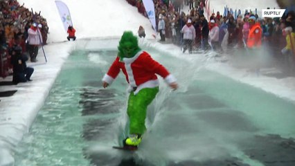 El Grinch roba campeonato en compencia de snowboard deslizándose a través de una piscina de 25 metros de largo
