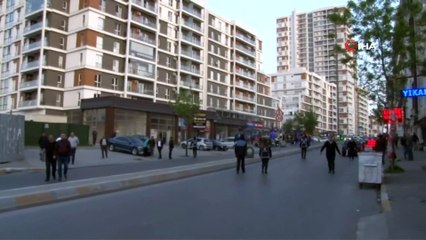 Esenyurt'ta yol ve caddede oluşan çatlaklar nedeniyle bina ve iş yerleri boşaltıldı