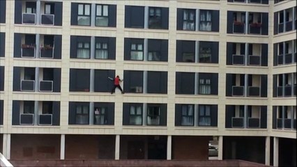 Un hombre cae desde un segundo piso en Pamplona