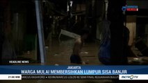 Warga Rawajati Mulai Bersihkan Lumpur Sisa Banjir