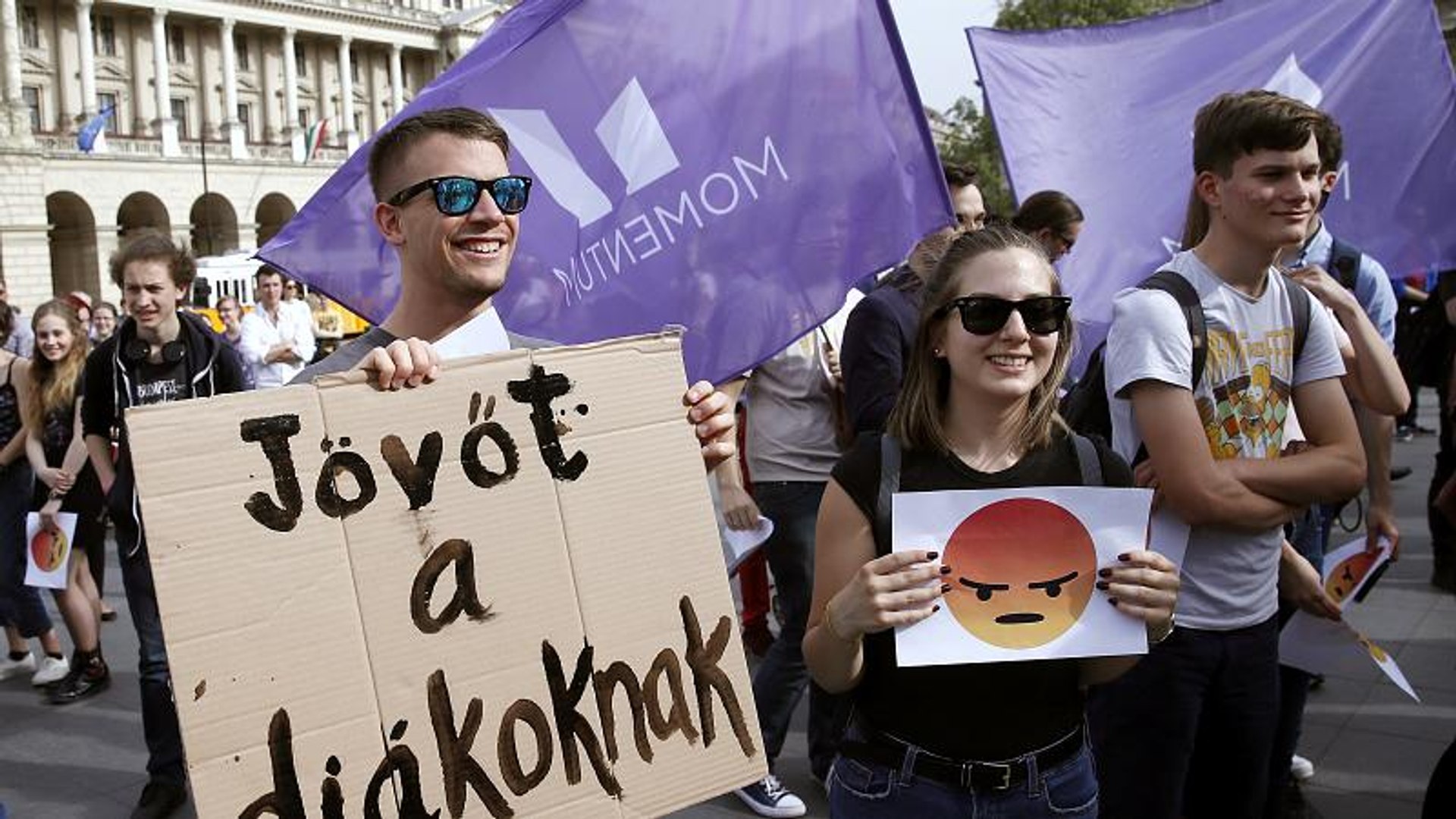 ⁣A diáktüntetők felszólították Orbánt, hogy tegye le a nyelvvizsgát
