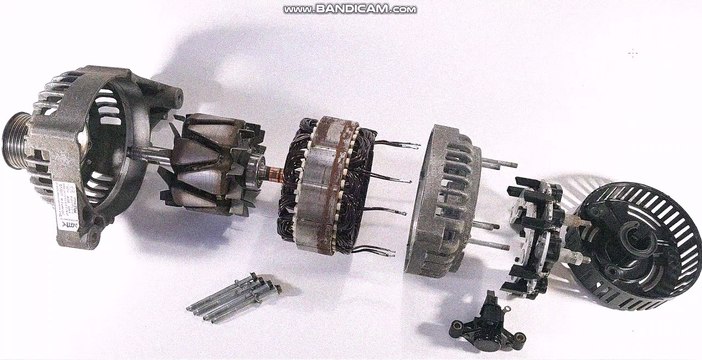 Как устроен автомобильный генератор и принцип его работы