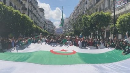 Miles de argelinos exigen la caída del jefe del Ejército, socio de Bouteflika
