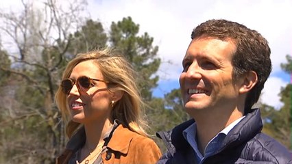 Casado pasea con su familia en la jornada de reflexión