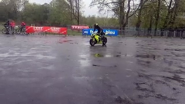 Fête de la moto à Morvillars : Simon MTZ, un acrobate sous la pluie