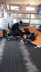 Le bureau de son collègue s'effondre pendant qu'il est au téléphone