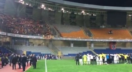 Göztepe'li oyuncu ve taraftarlardan İsyan Marşı