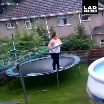 Elle tente un plongeon d'un trampoline et se rate... Douloureux