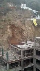 Ces ouvriers passent tout près du drame... Glissement de terrain incroyable