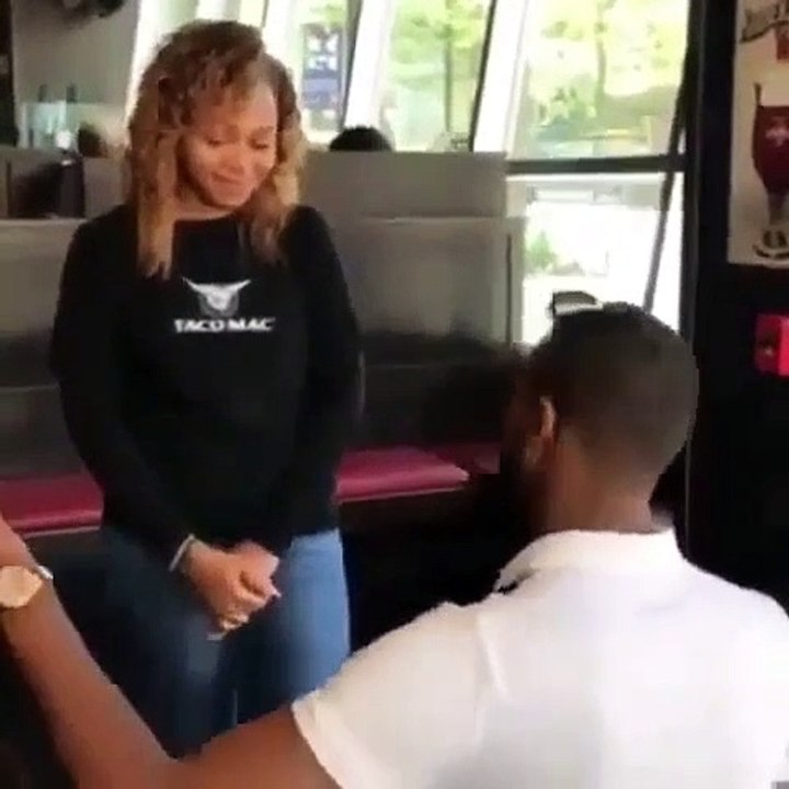 Elle croit à une demande en mariage mais ce n'est pas du tout ça... Copine infidèle prise en flag