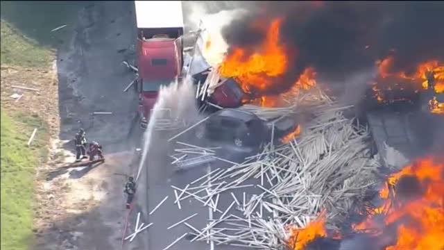 Doce vehículos y tres camiones arden tras colisionar en Colorado