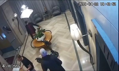 טום קשתי נותן מכות למאבטח! - שמועה בידור - shmua.com