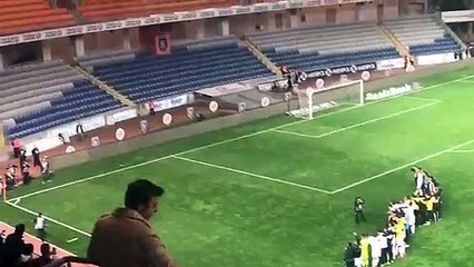 Göztepe taraftarından, Başakşehir galibiyetinin ardından İsyan Marşı