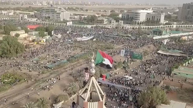الحراك والمجلس العسكري بالسودان.. هل سيتفقان أم تستمر الثورة؟
