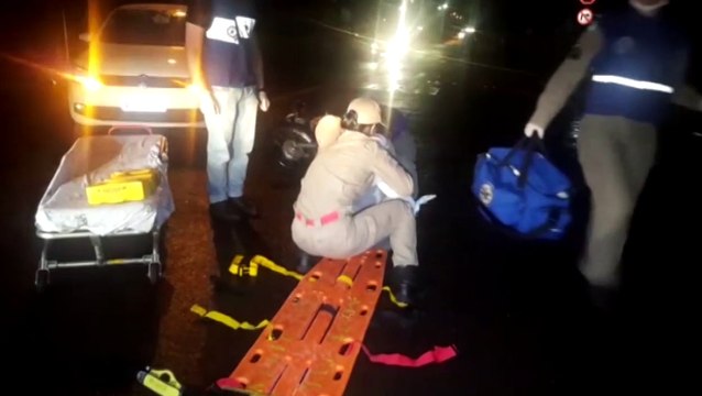 Jovem sofre fratura após colisão entre carro e moto