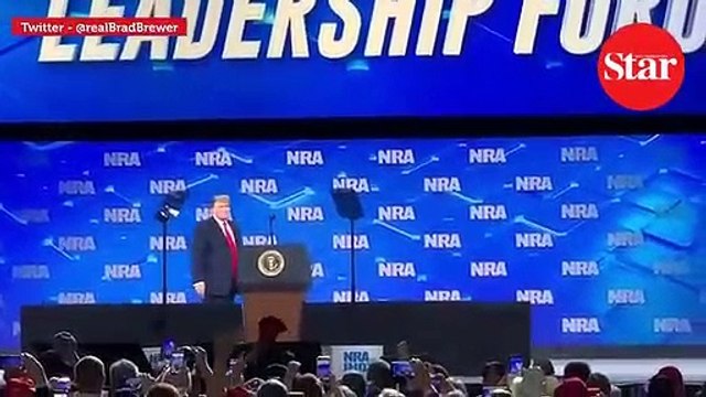 Trump kürsüye çıkarken sahneye telefon fırlatıldı