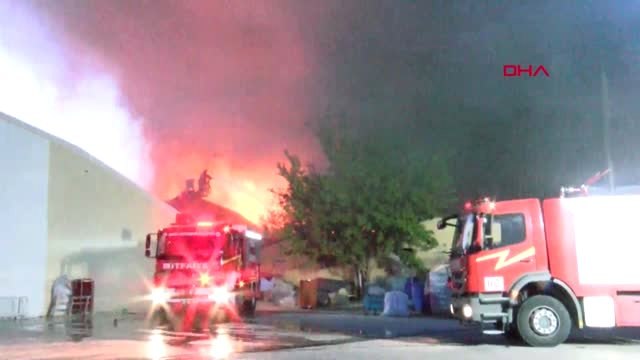 Denizli'de Tekstil Fabrikası Alev Alev Yanıyor