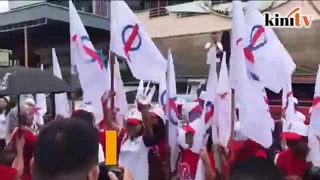 Sandakan by-election: Harapan supporters not deterred by rain on nomination day