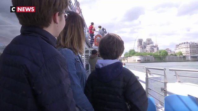 Notre-Dame : les touristes se ruent sur les bateaux-mouches