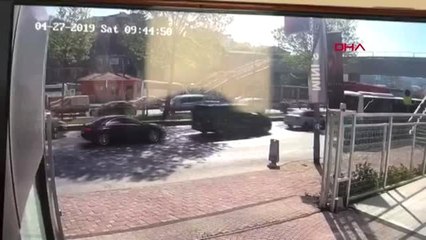 İstanbul- Beyoğlu'nda Motosiklet Sürücüsünün Ölümden Döndüğü Kaza Güvenlik Kamerasında