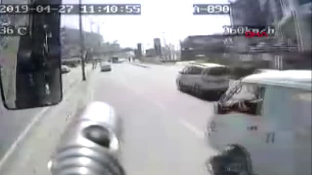 Haramidere'de Otobüs ile Minibüs Çarpışma Anı Kamerada