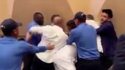 مشاجرة بين مستشار مصري وبحرينيين.. وأحد الحضور:  الشيعة على راسك