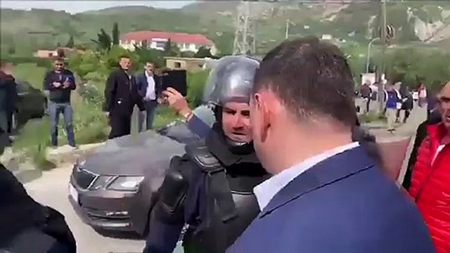 Momenti kur Rama kalon pa problem mes protestuesve