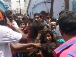 கைக்குழந்தையுடன் திருடிய 4 பெண்கள்.. மக்களிடம் சிக்கி சரமாரி தர்ம அடி