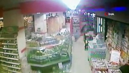 Çatı katından mağazanın içine düştü