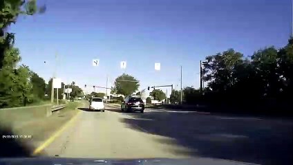 Quand une voiture de police percute une voiture à un carrefour