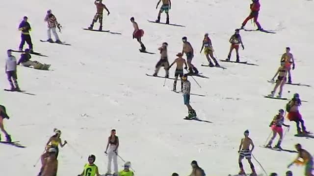 Los amantes de la nieve y el esquí sustituyen la ropa de abrigo por el bañador