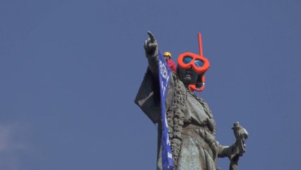 Greenpeace despliega un cartel por la "crisis climática" en Barcelona