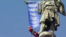 Greenpeace le coloca unas gafas de buceo a la estatua de Colón en Barcelona