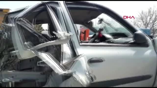 Ankara'da Karşı Şeride Giren Otomobil, 2 Tır'la Çarpıştı: 4 Yaralı