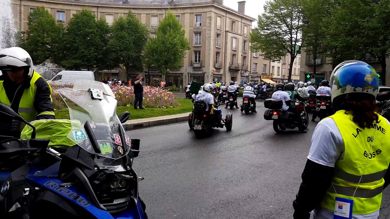 Les motards affrontent les éléments pour "Une rose, un espoir", sur la place Ronde à Toul