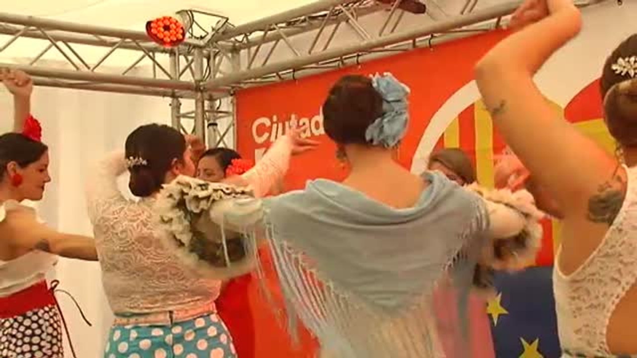 Inés Arrimadas reflexiona bailando sevillanas en Barcelona