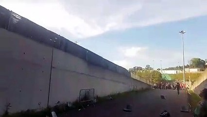 Cadeiras a voar e um adepto ferido