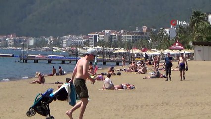 Marmaris’te plajlar hareketlendi... Vatandaşlar sıcak hava ve denizin keyfini çıkardı