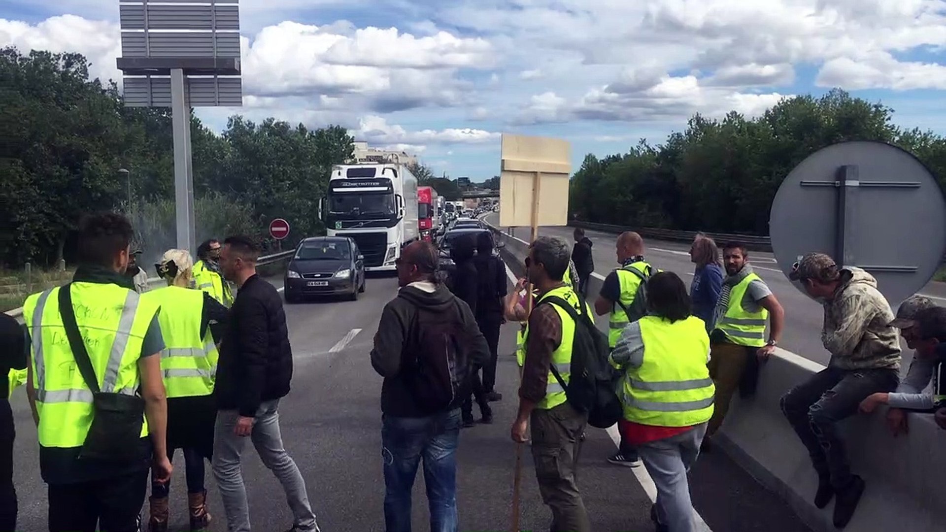 Gilets jaunes - Acte XXIV : circulation difficile voire arrêtée sur la N113  à Arles - Vidéo Dailymotion