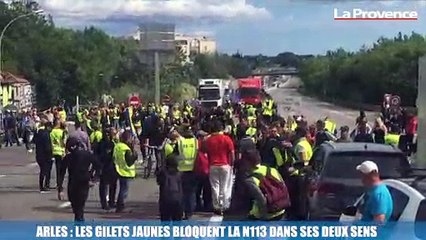 Arles : les Gilets jaunes bloquent la N 113 dans ses deux sens de circulation
