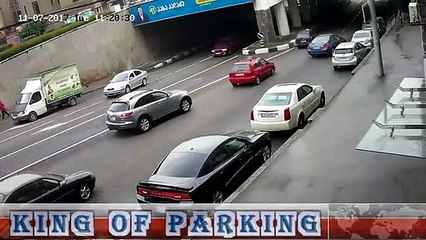 Homem foge depois de bater em dois carros ao tentar estacionar!