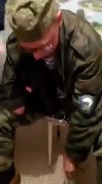 Ce Russe essaie de casser une bouteille en verre avec sa tête et se retrouve avec une belle bosse