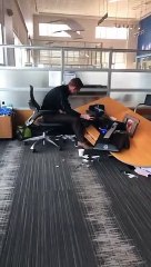 Quand ton bureau se démonte tout seul et tombe en miette