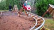 Ce papa a fabriqué des montagnes russes pour ses enfants dans son jardin !