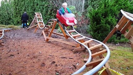 Скачать видео: Ce papa a fabriqué des montagnes russes pour ses enfants dans son jardin !