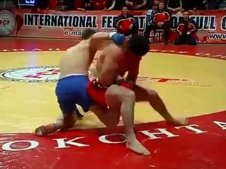 Il gagne le combat avec un genoux cassé...