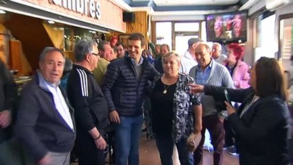 Casado pasa la jornada de reflexión paseando por su pueblo con la familia