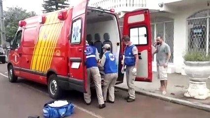 Carro e moto batem de frente e jovem sofre fratura